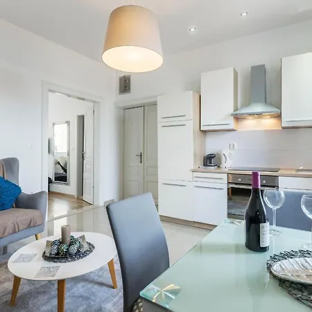 Standard One Bedroom With Sea View דירה *
